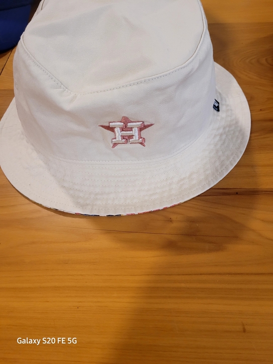 MLB Accessories - Houston Astros Tan Bucket Hat with Pink Embroidered Star Logo